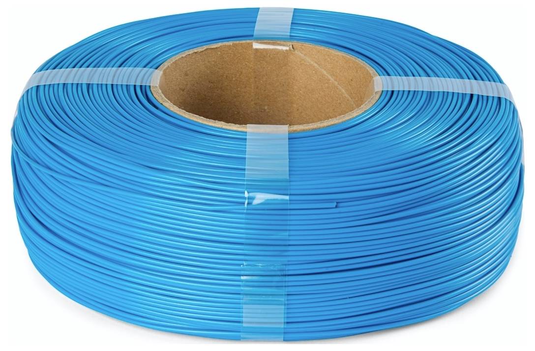 Un grand rouleau de tube en plastique bleu vif enroulé soigneusement, cerclé de ruban transparent, révélant un noyau en carton au centre.