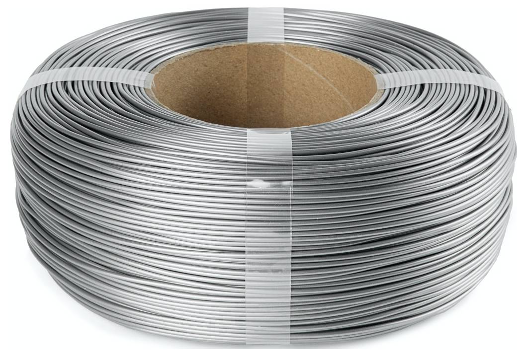 Une grande bobine de fil argenté brillant soigneusement enroulée autour d'un centre en carton, maintenue par des bandes de plastique transparent. Le fil est lisse et régulièrement enroulé.