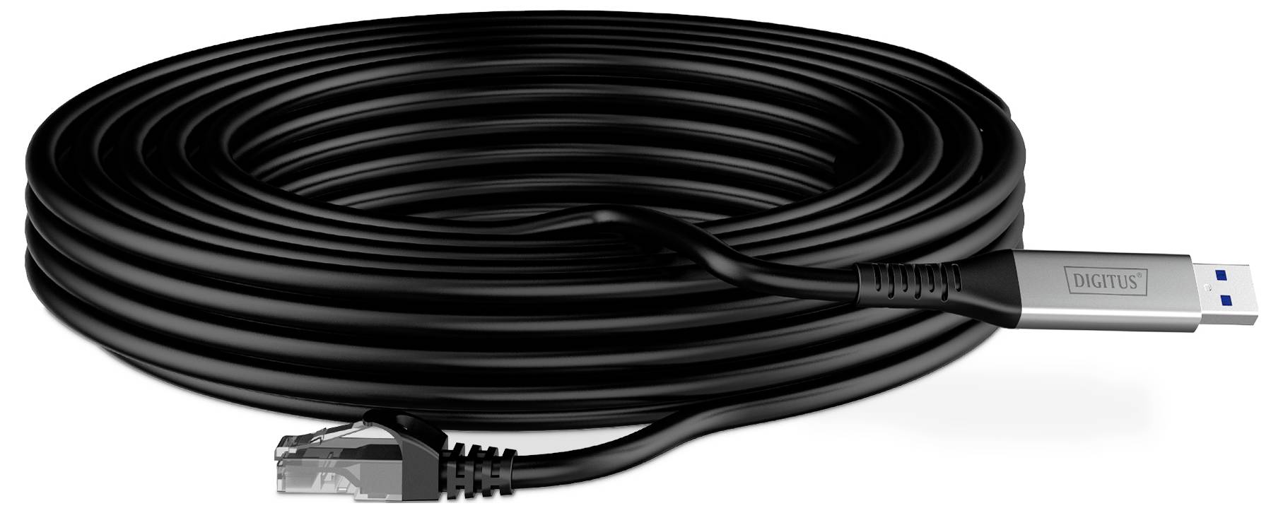Un câble noir enroulé avec un connecteur USB à une extrémité et un connecteur Ethernet à l'autre, utilisé pour connecter des appareils aux réseaux, est posé sur un fond blanc.