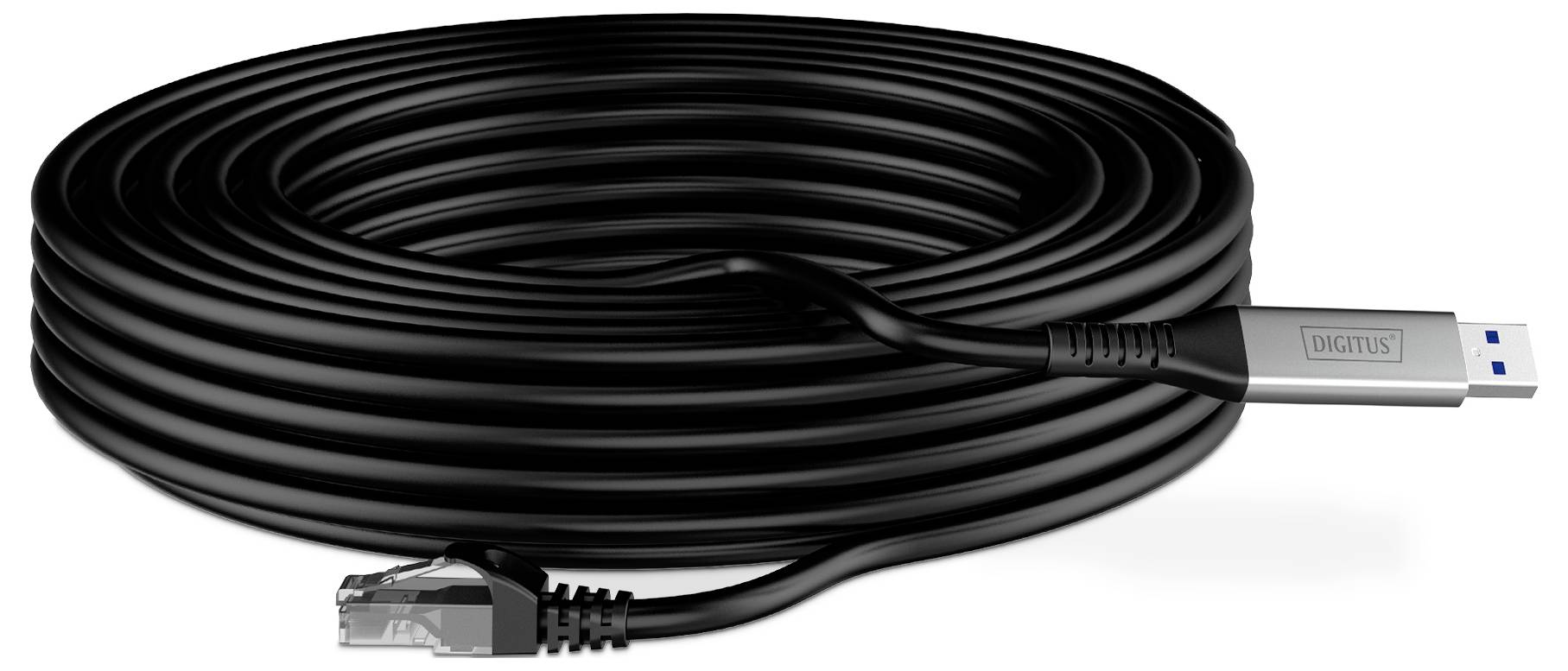 Un long câble noir enroulé avec un connecteur USB 3.0 à une extrémité et un connecteur Ethernet à l'autre.