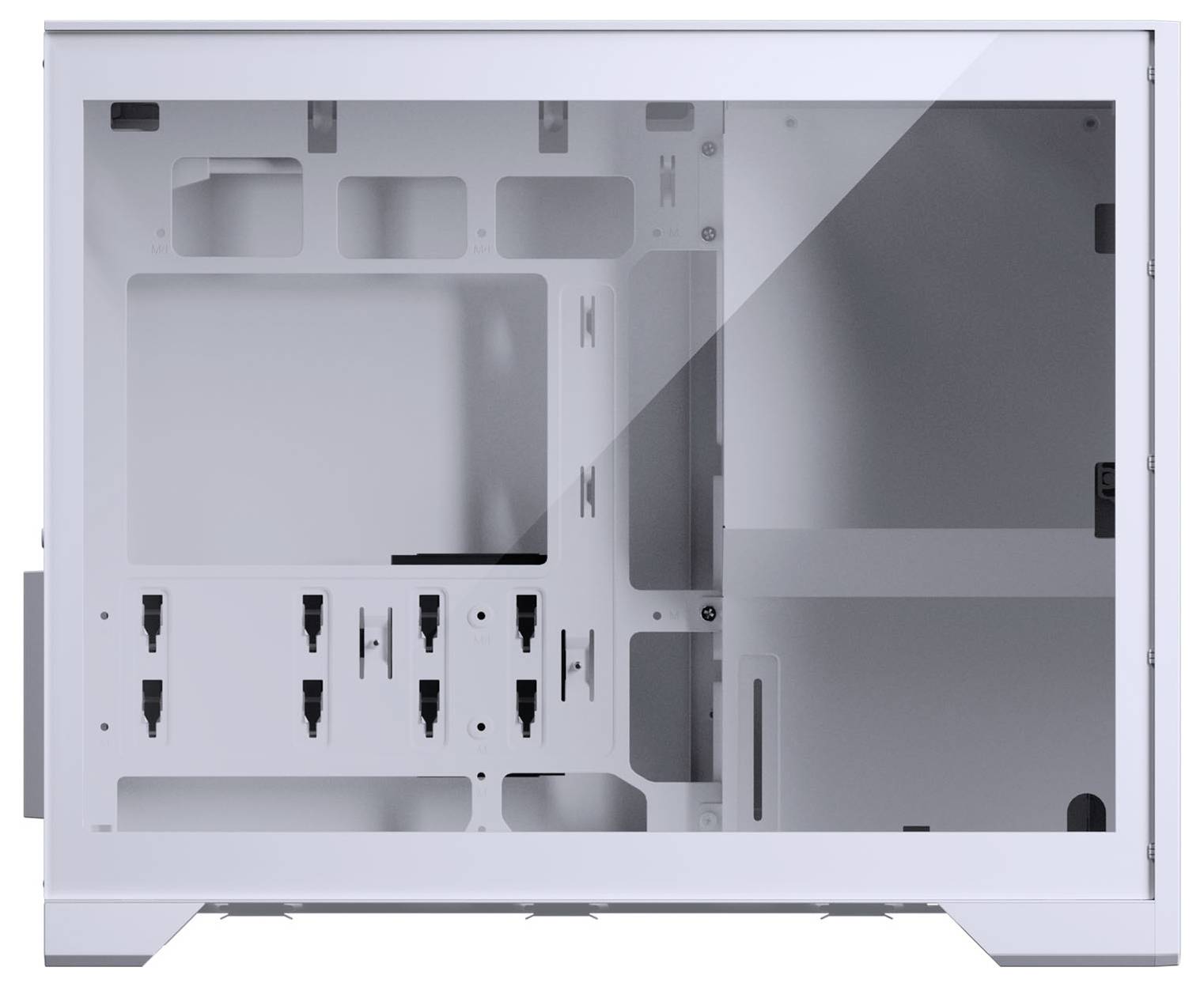 Un boîtier d'ordinateur blanc avec un panneau latéral transparent révélant un intérieur vide conçu pour l'installation de matériel informatique.