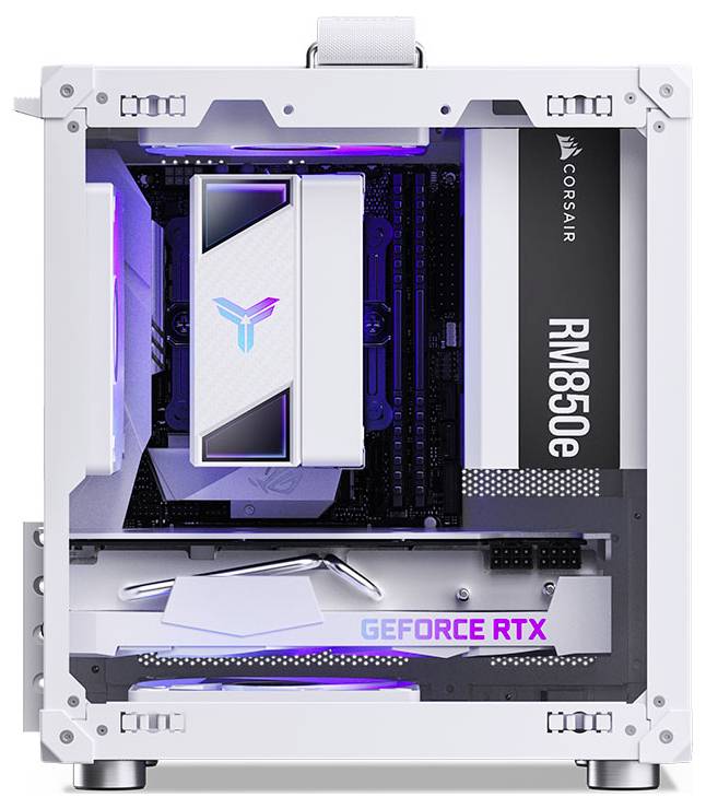 Boîtier d'ordinateur blanc présentant les composants internes, comprenant une carte graphique étiquetée « GEFORCE RTX », et une alimentation marquée « RM850e ».