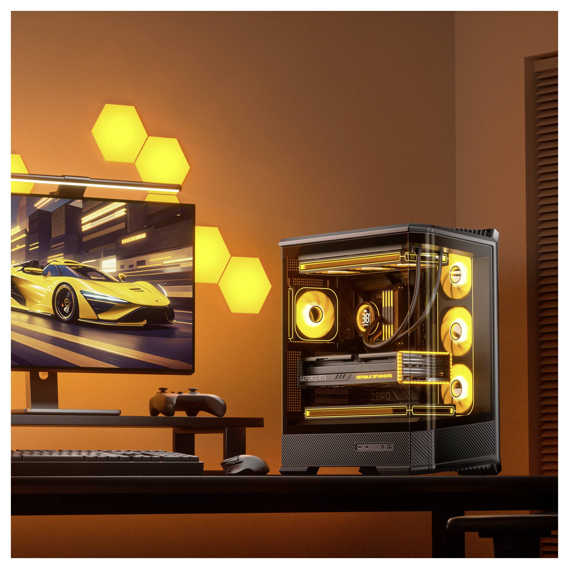 Un ensemble de jeu comprenant un boîtier d'ordinateur et un écran avec un éclairage orange. Le moniteur affiche un jeu de course automobile. Des lumières murales hexagonales lumineuses ajoutent de l'ambiance.