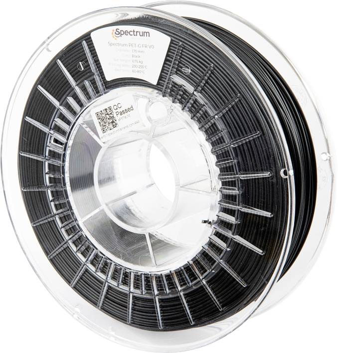 Un rouleau de filament noir pour imprimante 3D étiqueté « Spectrum PET-G FR V0 » ; comprend les spécifications du produit et un code QR sur l'étiquette.