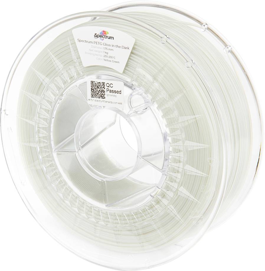 Une bobine de filament translucide pour impression 3D étiquetée « Spectrum PET-G Glow in the Dark » avec des informations de contrôle qualité et de sécurité.
