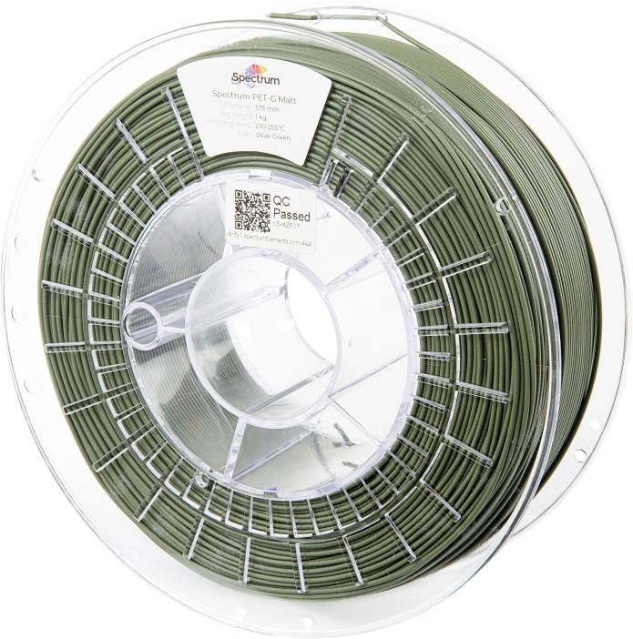 Un bobineau de filament vert olive pour impression 3D, étiqueté 'Spectrum PET-G Matte' avec du texte indiquant les détails du produit et une étiquette 'Contrôle Qualité Validé'.