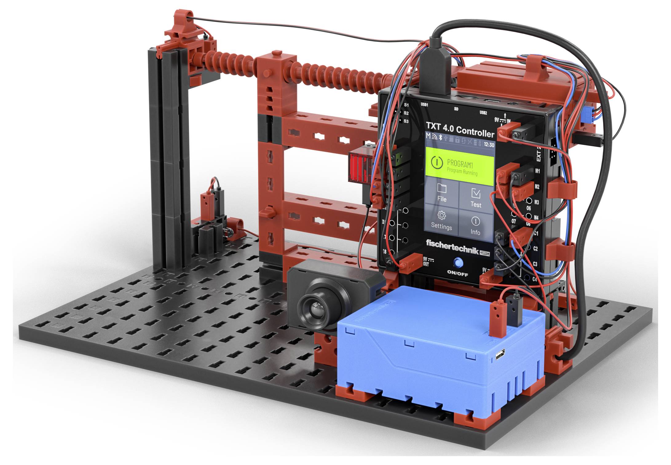 Assemblage robotique avec un contrôleur TXT 4.0, câblage et composants mécaniques sur une base perforée, utilisé pour des projets d'automatisation.