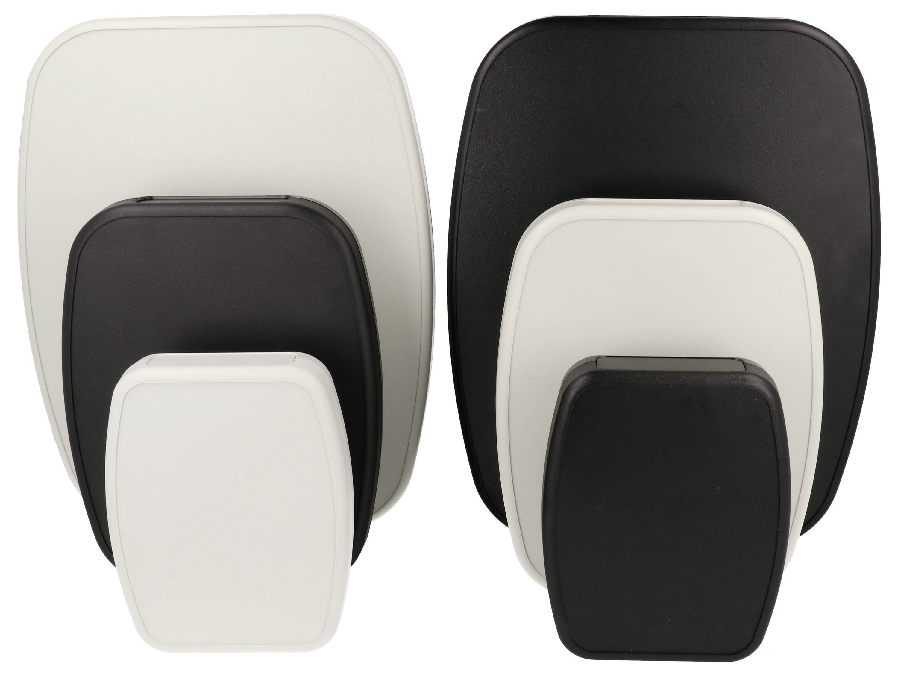 Pile de quatre planches à découper en forme de pagaie, alternant les couleurs noir et blanc, disposées par ordre de taille décroissante de l'arrière vers l'avant.