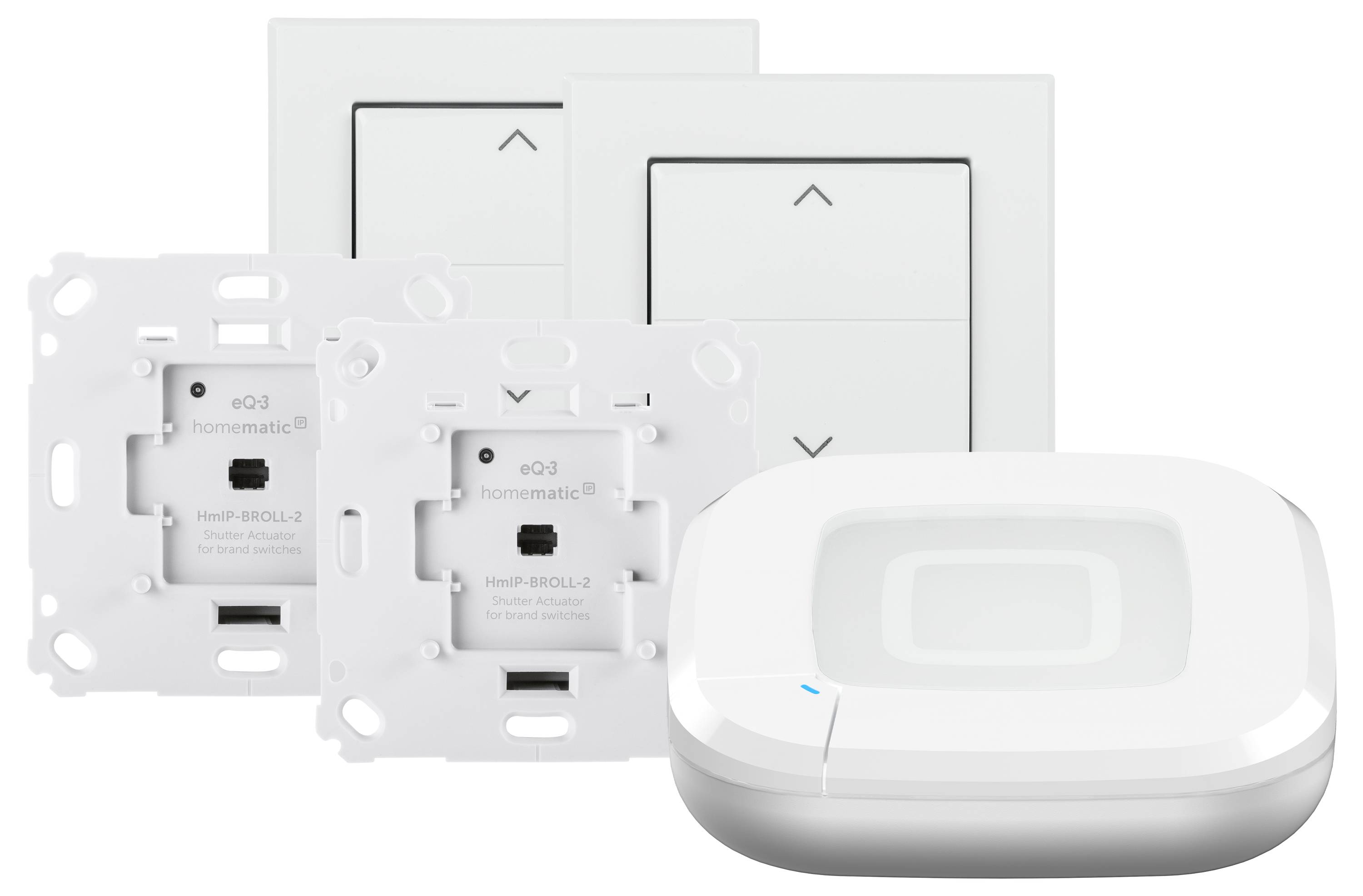 Ensemble de dispositifs domotiques intelligent comprenant des interrupteurs et un hub de connectivité. Les interrupteurs disposent de boutons fléchés ; le hub est arrondi avec un dessus blanc.
