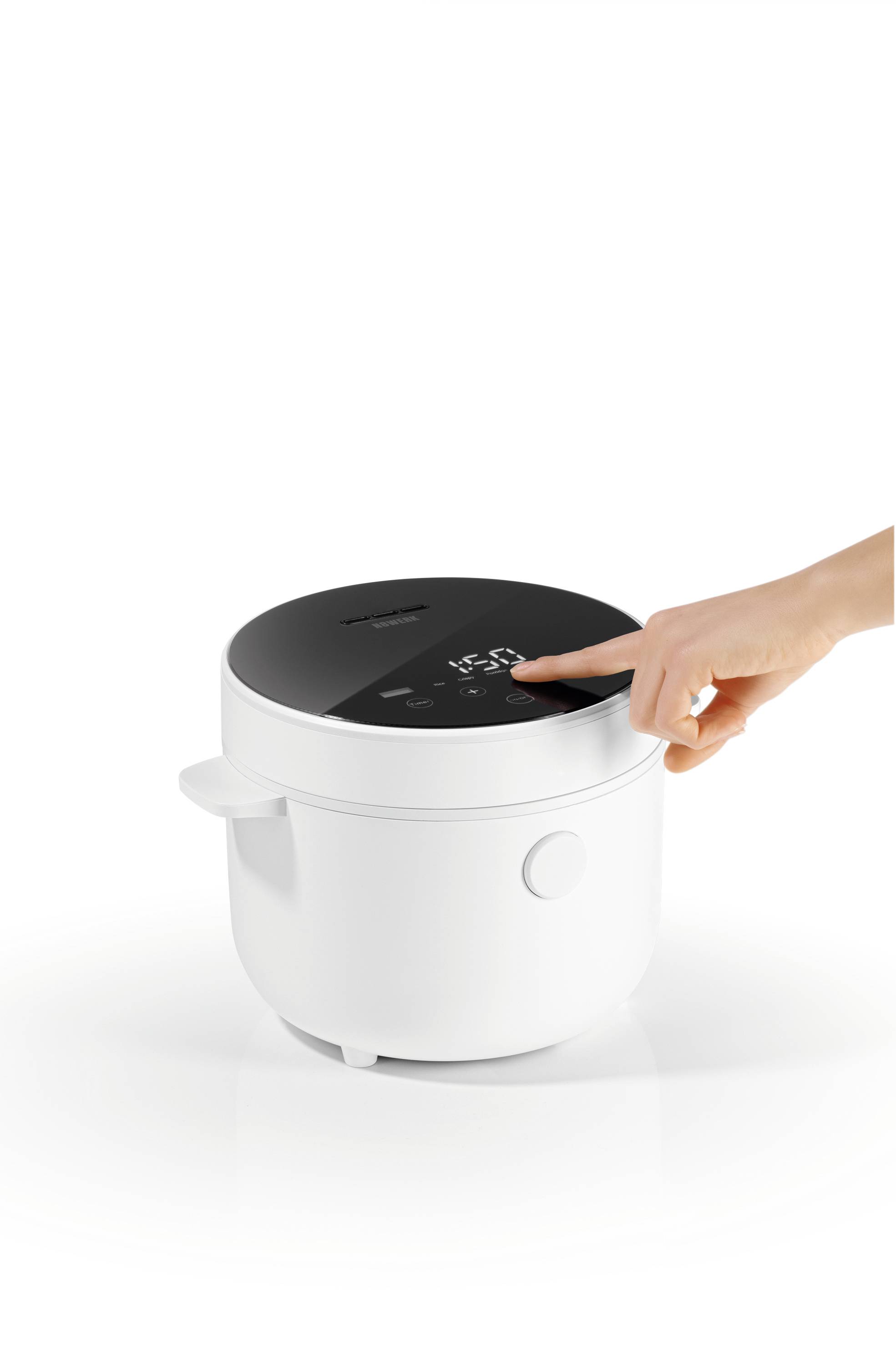 Un doigt appuie sur un bouton de l'écran tactile d'un rice cooker élégant et moderne, doté d'un affichage numérique, posé sur un comptoir blanc.