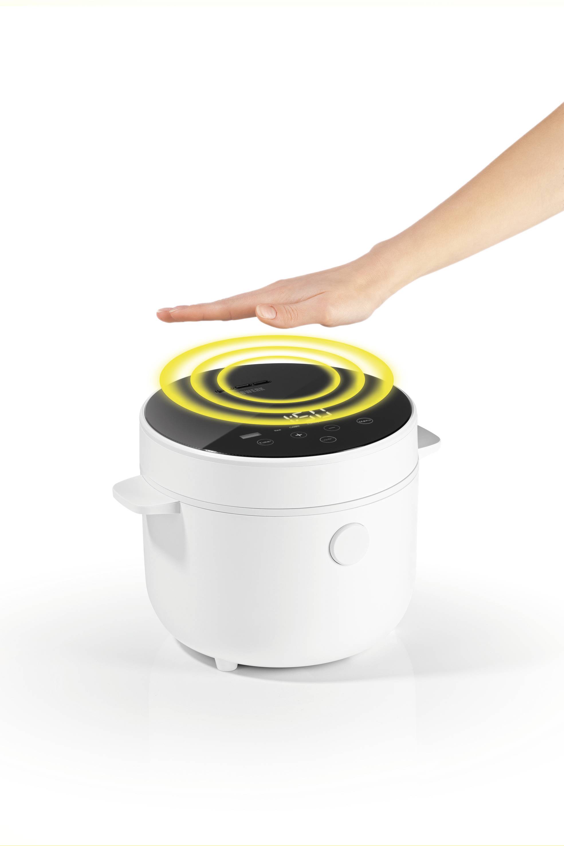 Une main flotte au-dessus d'un rice cooker moderne, interagissant avec les commandes sensitives. L'appareil présente un design épuré, blanc, avec une interface numérique.