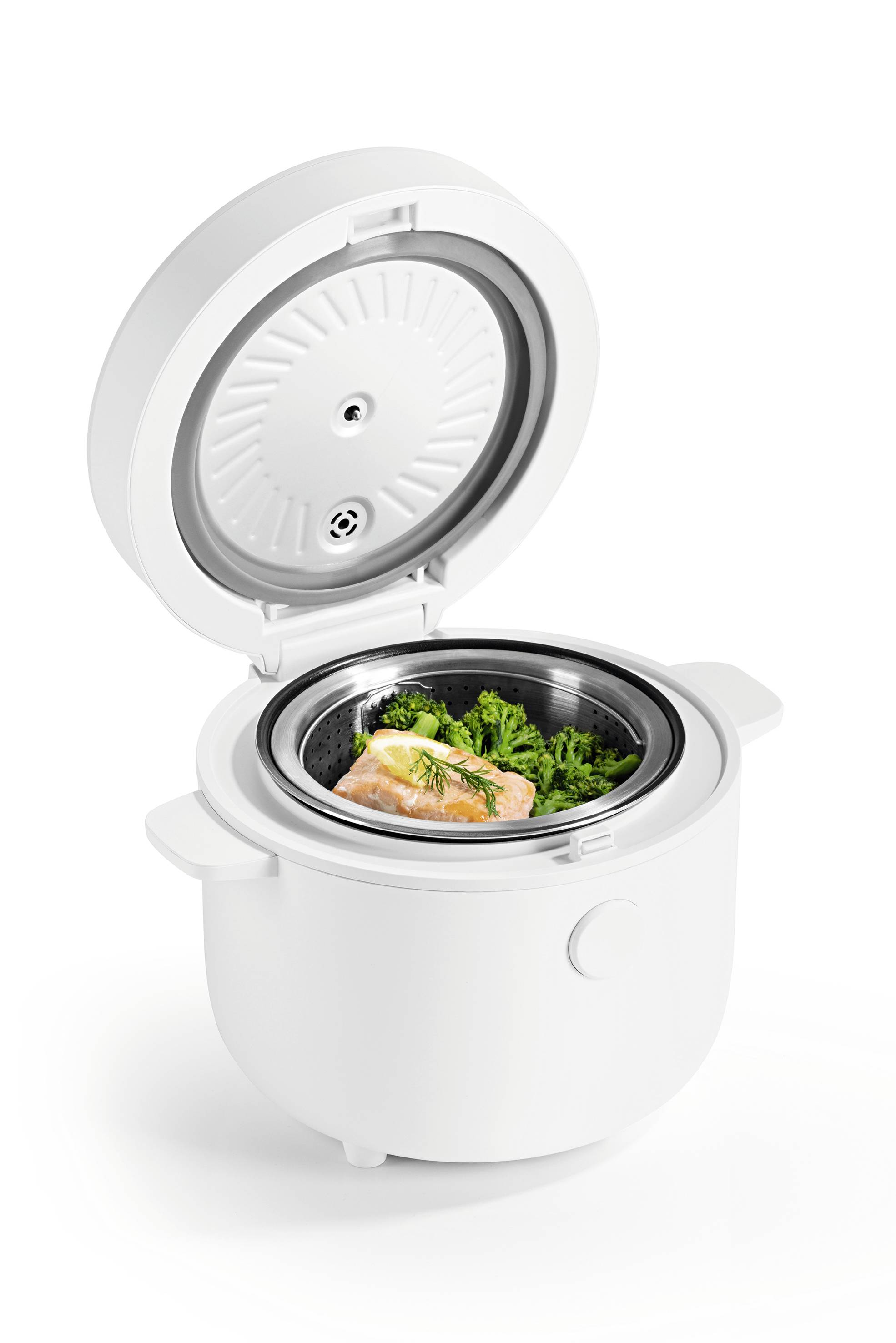 Un cuiseur à riz blanc avec un couvercle ouvert contenant du saumon cuit et du brocoli à la vapeur, démontrant la fonction de l'appareil et la présentation des aliments.