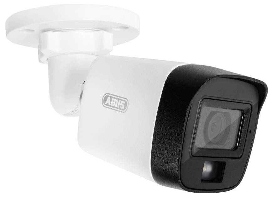 Une caméra de sécurité blanche et noire montée sur un support de plafond, inclinée vers le bas, avec une marque visible sur le côté.