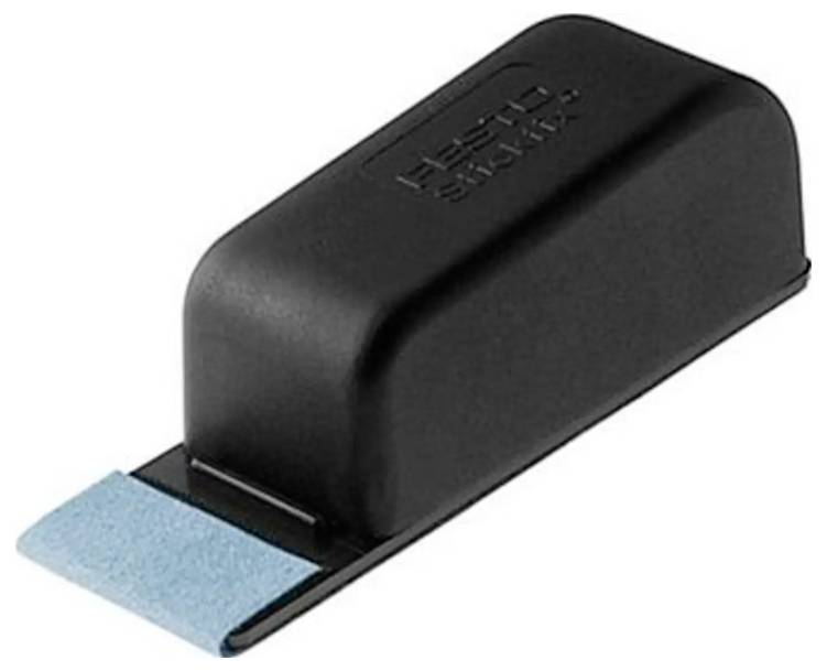 Une éponge de cirage noire rectangulaire avec un tampon applicateur bleu à une extrémité, utilisée pour faire briller rapidement et facilement les chaussures.
