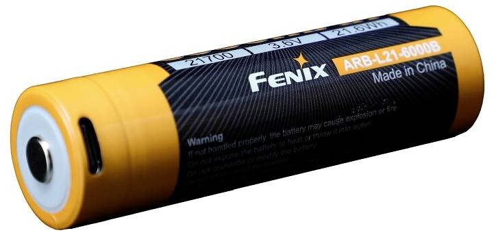 Batterie rechargeable 'Fenix ARB-L21-5000B' orange et noir présentant les spécifications et un avertissement concernant l'utilisation appropriée pour prévenir les risques.