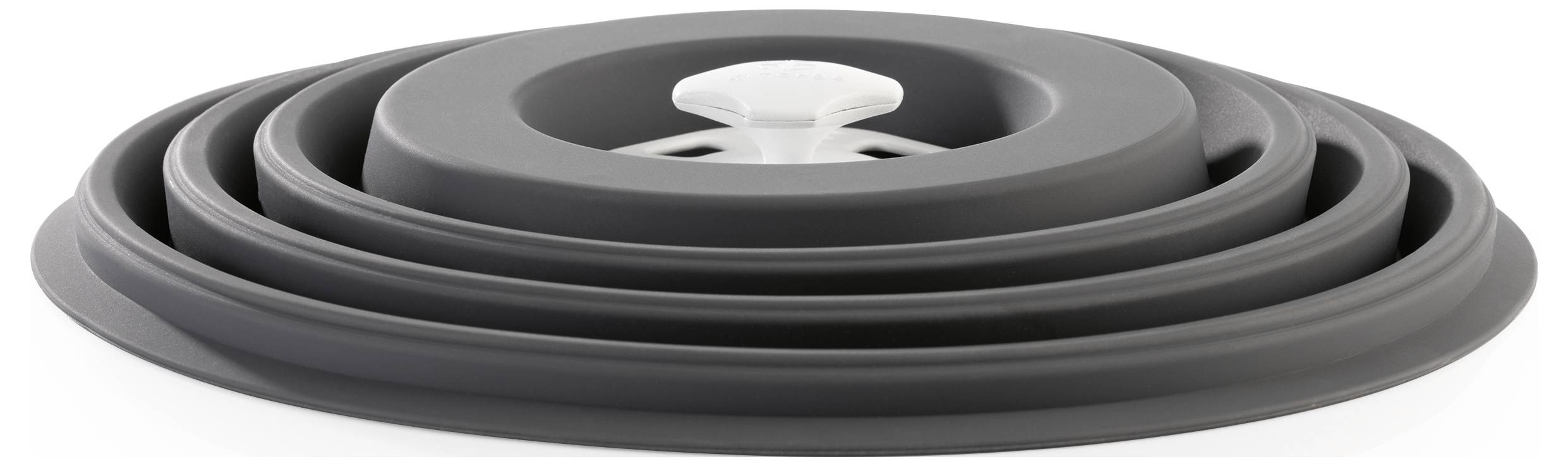 Pile de couvercles de casseroles en silicone noir, chacun de taille différente, avec des poignées blanches, disposés du plus grand au plus petit, mettant en valeur un rangement compact.