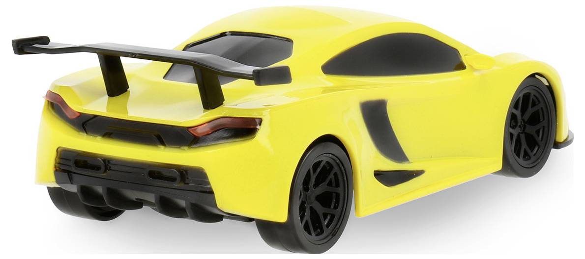Une voiture de sport miniature jaune avec un grand aileron arrière et des détails noirs, vue du côté arrière droit.