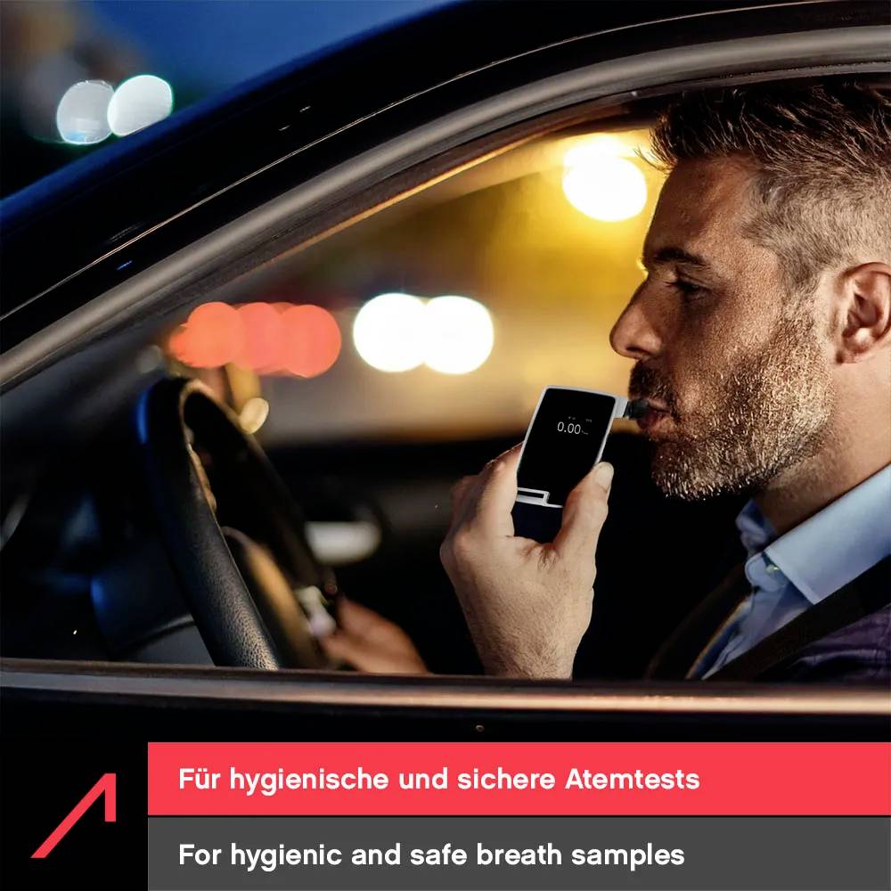 Un utilisateur utilise un éthylotest à l'intérieur d'une voiture la nuit. Le texte indique : « Pour des échantillons d'haleine hygiéniques et sûrs ».