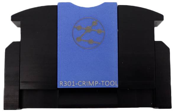 Outil de sertissage étiqueté « R301-CRIMP-TOOL » avec une section centrale bleue présentant un logo métallique de nœuds interconnectés.