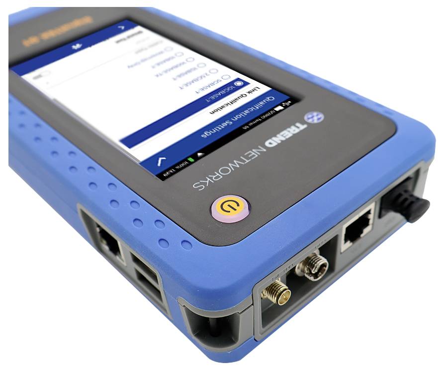 Un testeur réseau portable bleu affichant un écran avec des options pour sélectionner différentes tâches d'analyse réseau, un port Ethernet et des connecteurs.