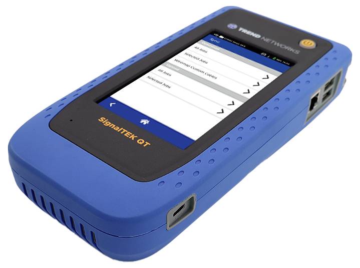 Un appareil portable bleu affichant un écran de menu intitulé « SignalTEK CT ». Utilisé pour les tests de réseau, avec des ports sur le côté.