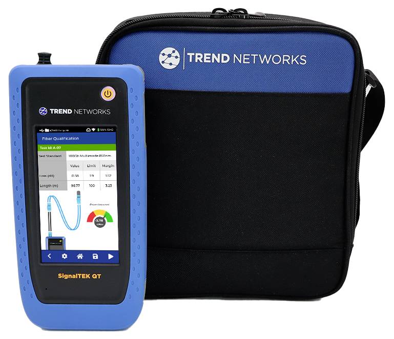 Un appareil portable SignalTEK QT est présenté à côté d'un étui de transport Trend Networks noir et bleu.