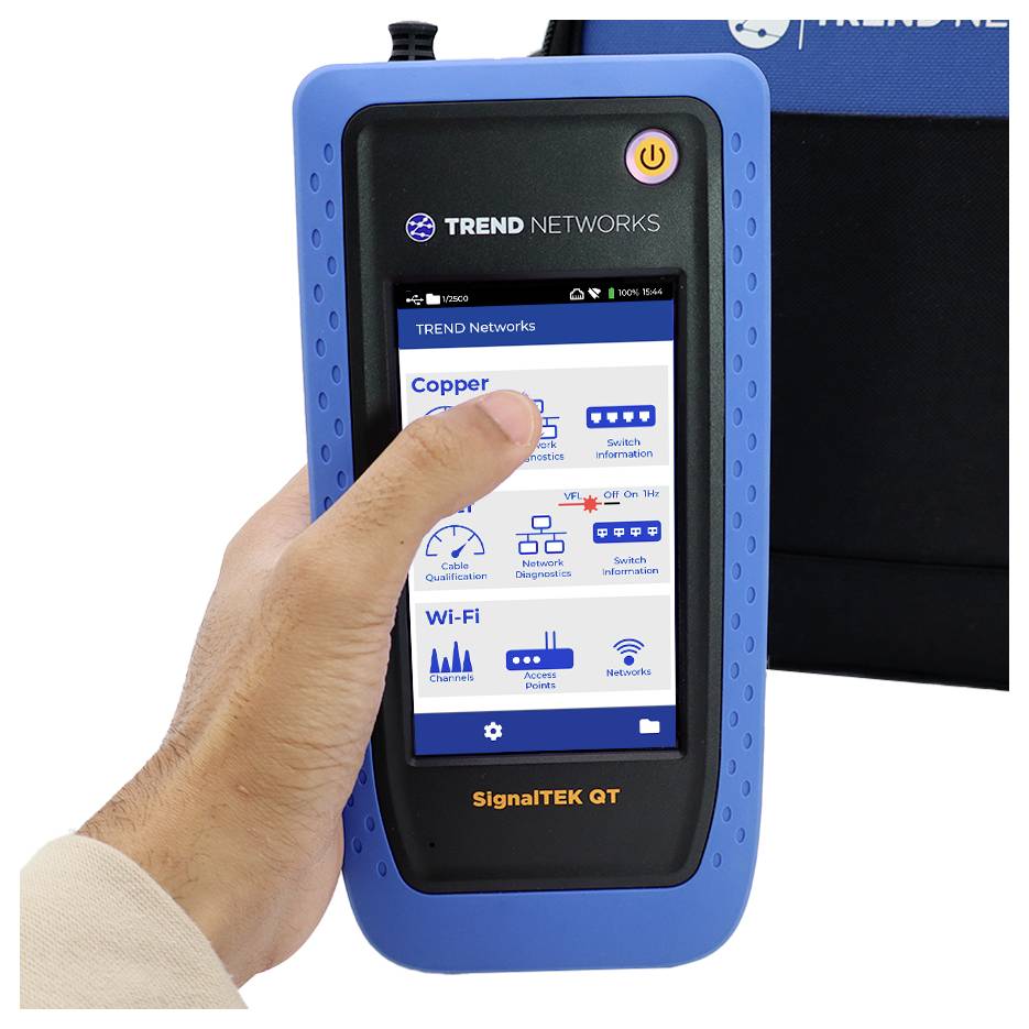 Une main tient un testeur de réseau bleu affichant des icônes de connexion Wi-Fi et de données sur son écran. L'appareil est étiqueté « SignalTEK QT ».