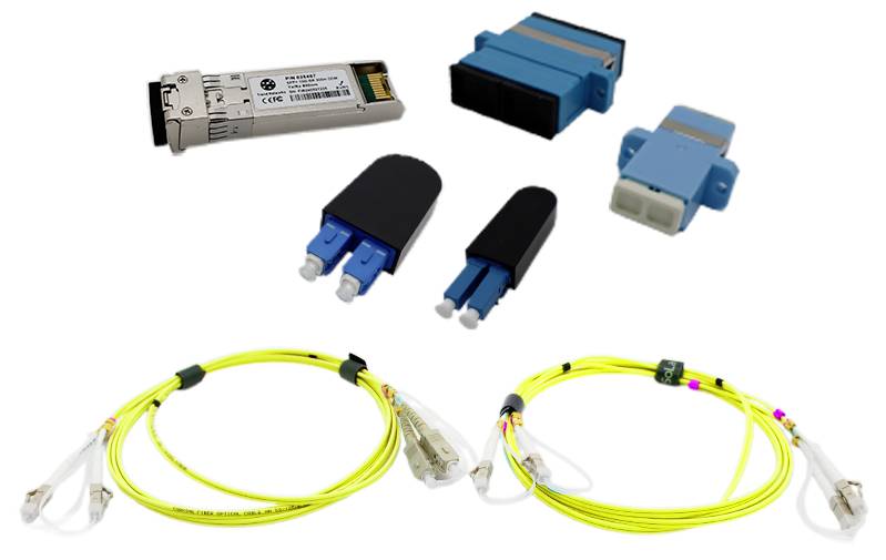« Une collection de composants à fibre optique, comprenant des transceivers, des adapteurs, des connecteurs et des câbles à fibre optique jaunes avec des embouts transparents. »