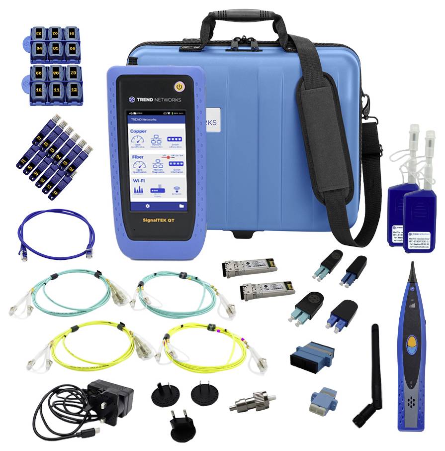 Un ensemble d'outils de test réseau comprenant un appareil portable avec écran, des câbles, des connecteurs, des adapteurs et un étui de transport bleu.