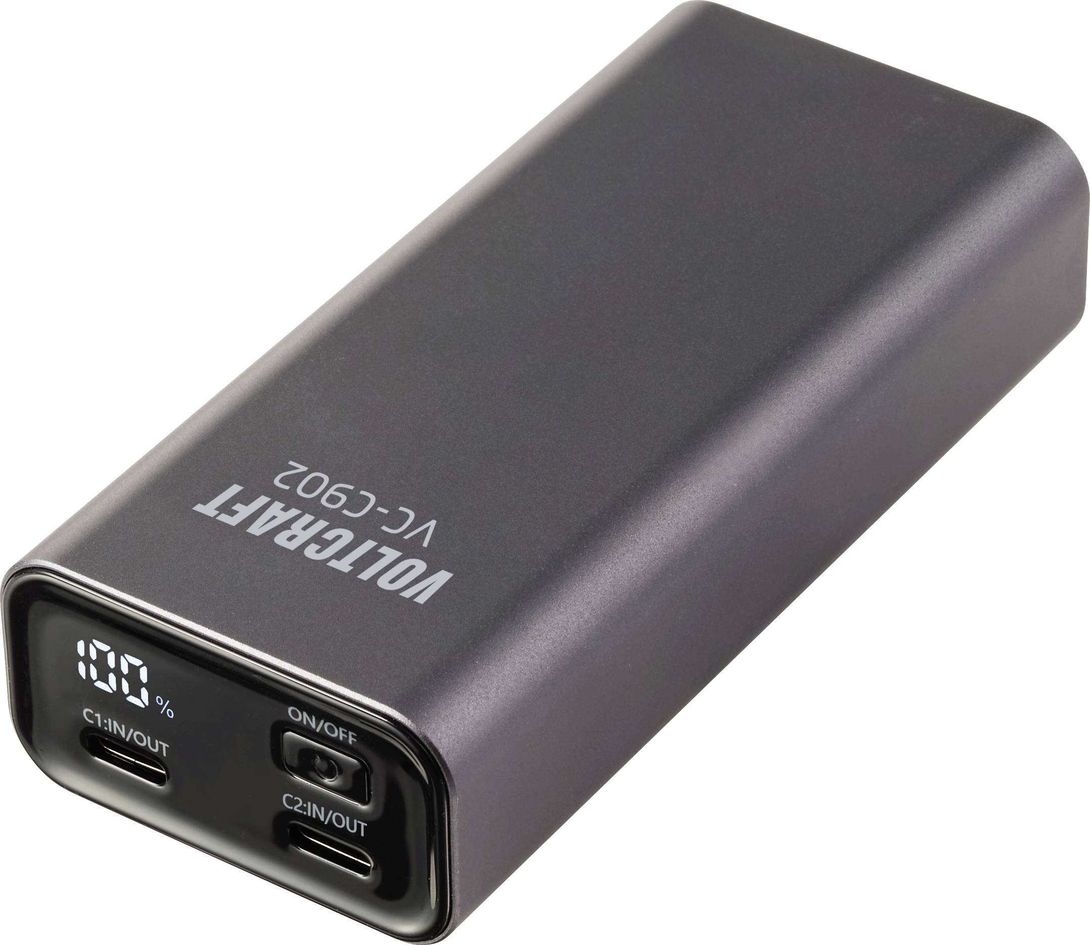 Une batterie externe noire et rectangulaire avec deux ports USB-C étiquetés « C1-IN/OUT » et « C2-IN/OUT ». L'écran affiche le niveau de charge « 100% ».