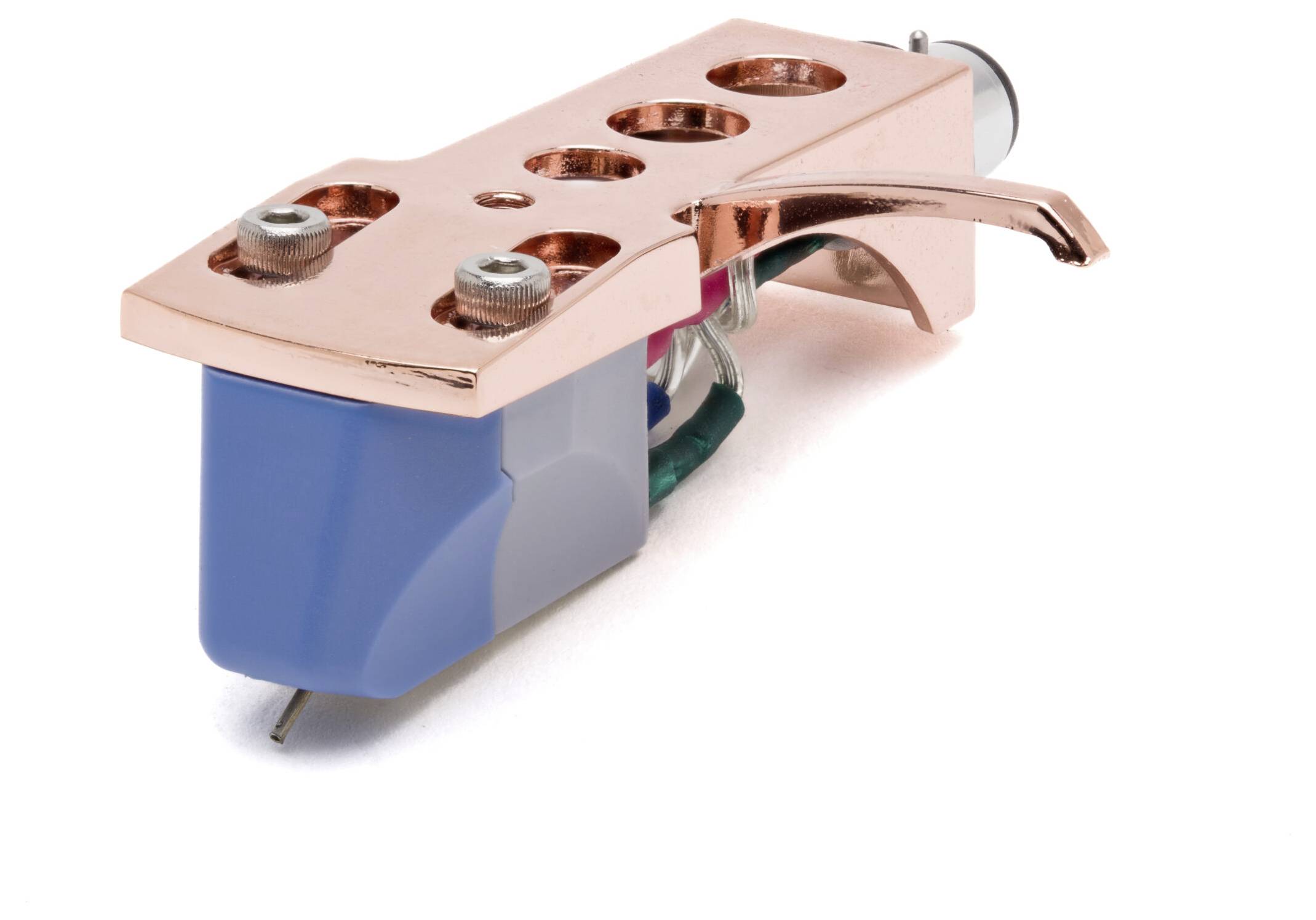 Cellule phonographique avec un bras de lecture en cuivre et un stylet bleu, utilisée pour lire des disques vinyles, positionnée sur un fond blanc.