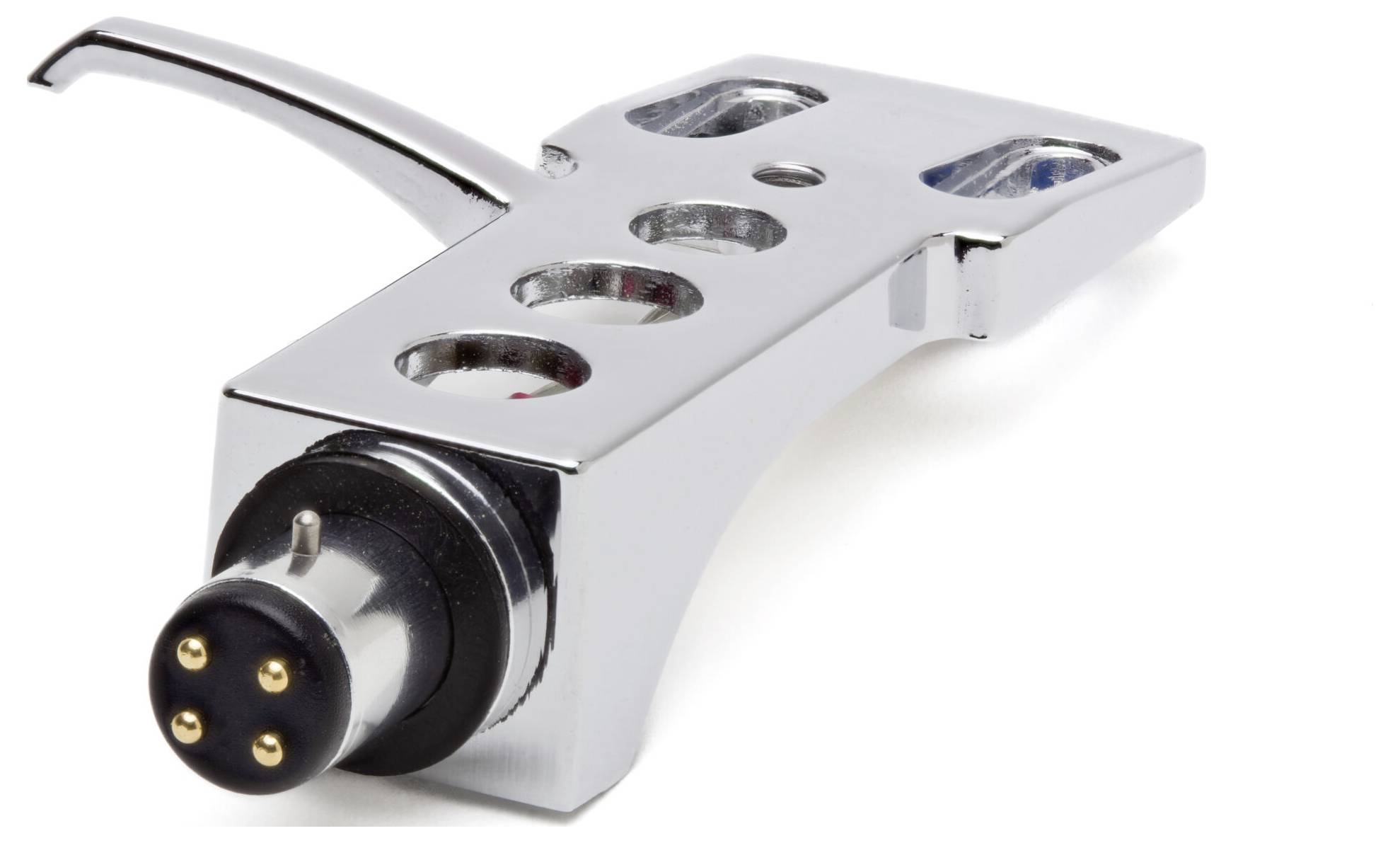 Une image en gros plan d'une cellule de bras de lecture en argent pour tourne-disque, avec quatre trous ronds et un connecteur muni de quatre broches dorées.