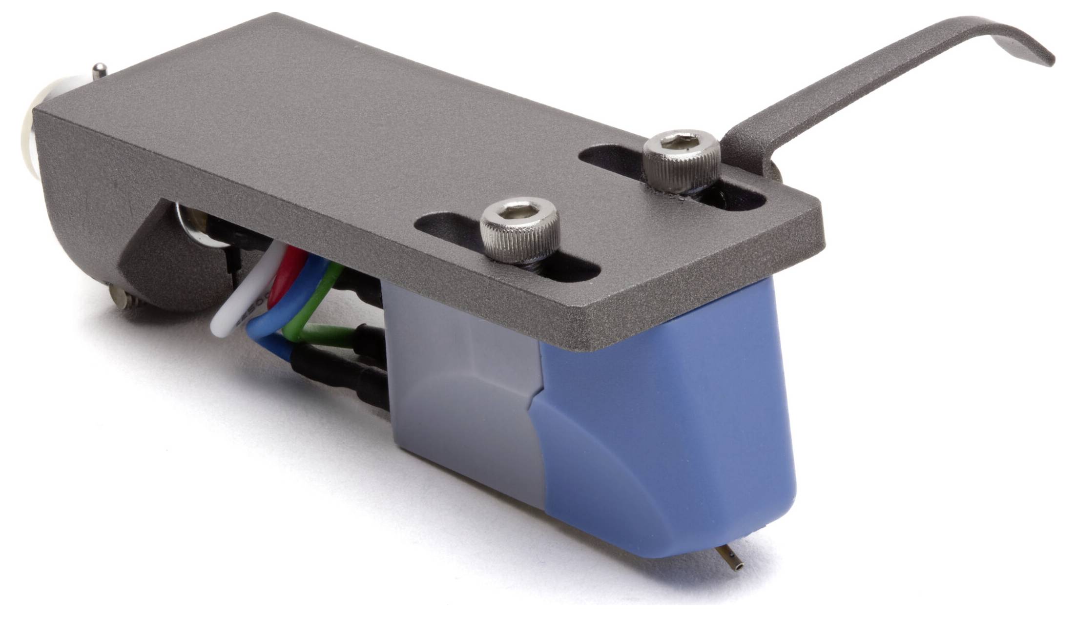 Un chariot de stylus avec un boîtier bleu fixé à une tête de bras de lecture, présentant deux vis et des fils multicolores, utilisé dans les platines tourne-disques.