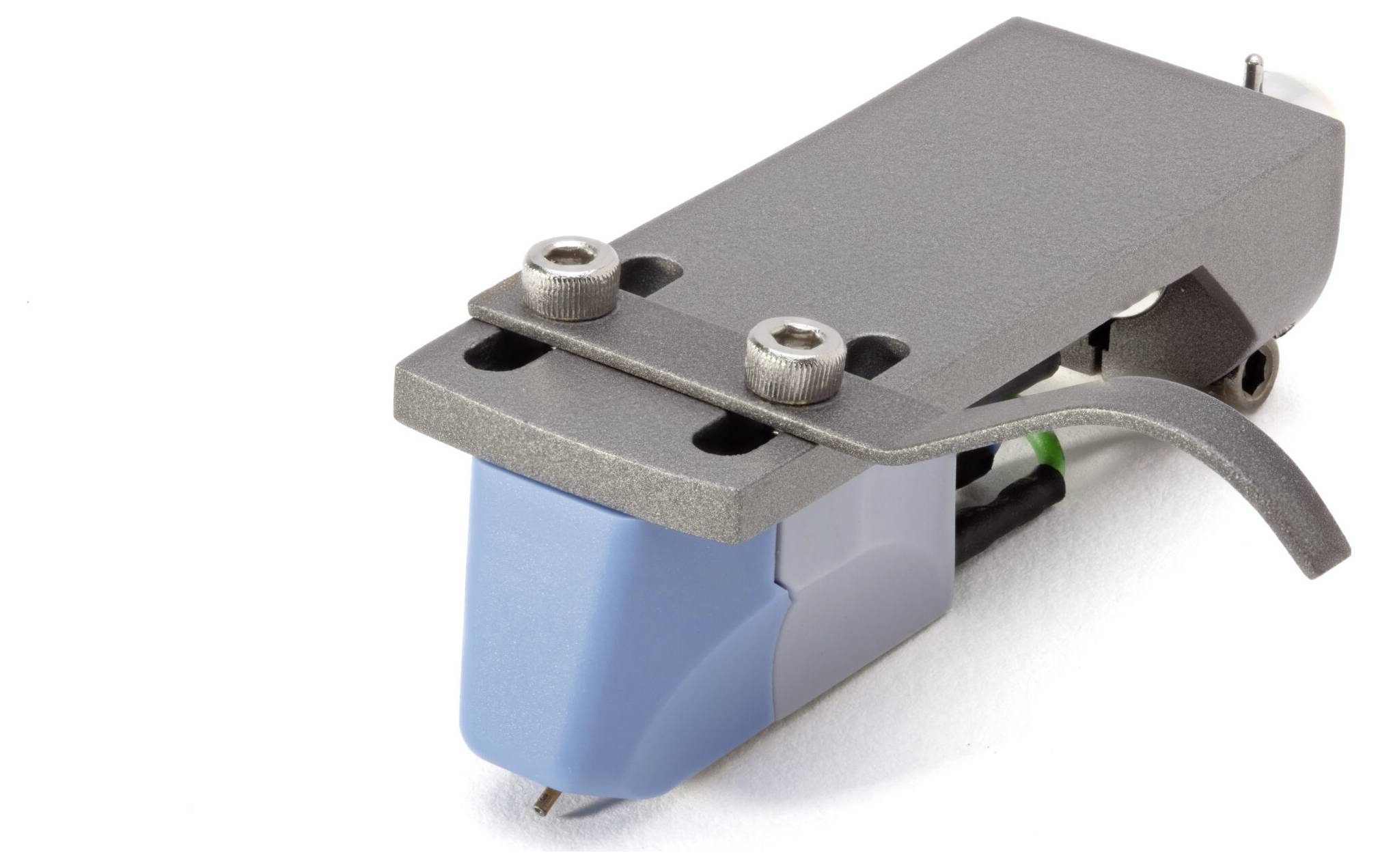 Un gros plan d'une cellule de platine tourne-disque et d'un stylet présentant un design bleu et gris, utilisé pour lire des disques vinyles.