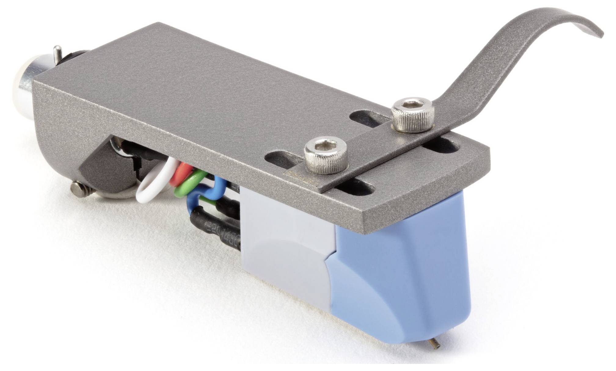 Une image en gros plan d'une cellule de platine vinyle avec un stylet bleu, reliée au bras de lecture, montrant des fils colorés et des vis métalliques.