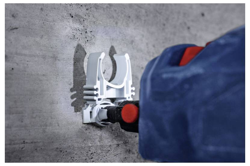 Une main utilisant une perceuse fixe un support blanc à un mur en béton. La perceuse est bleue avec des touches de rouge, l'accent étant mis sur un montage sécurisé.