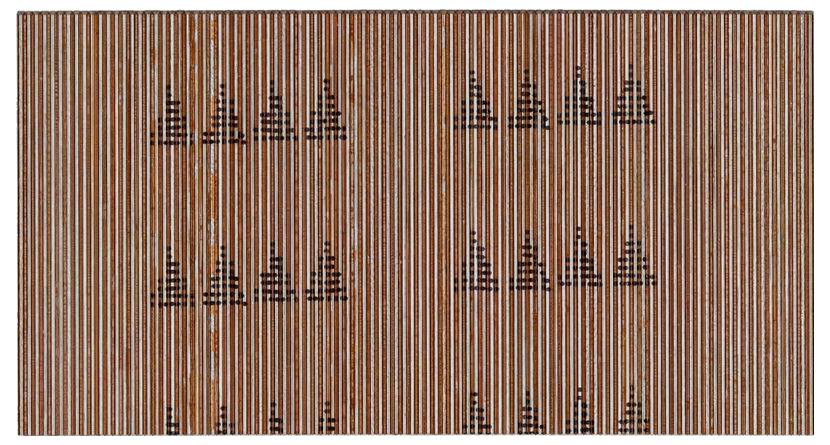 Une série de lignes verticales régulièrement espacées entrecoupées de motifs triangulaires disposés en rangées sur une surface rectangulaire.