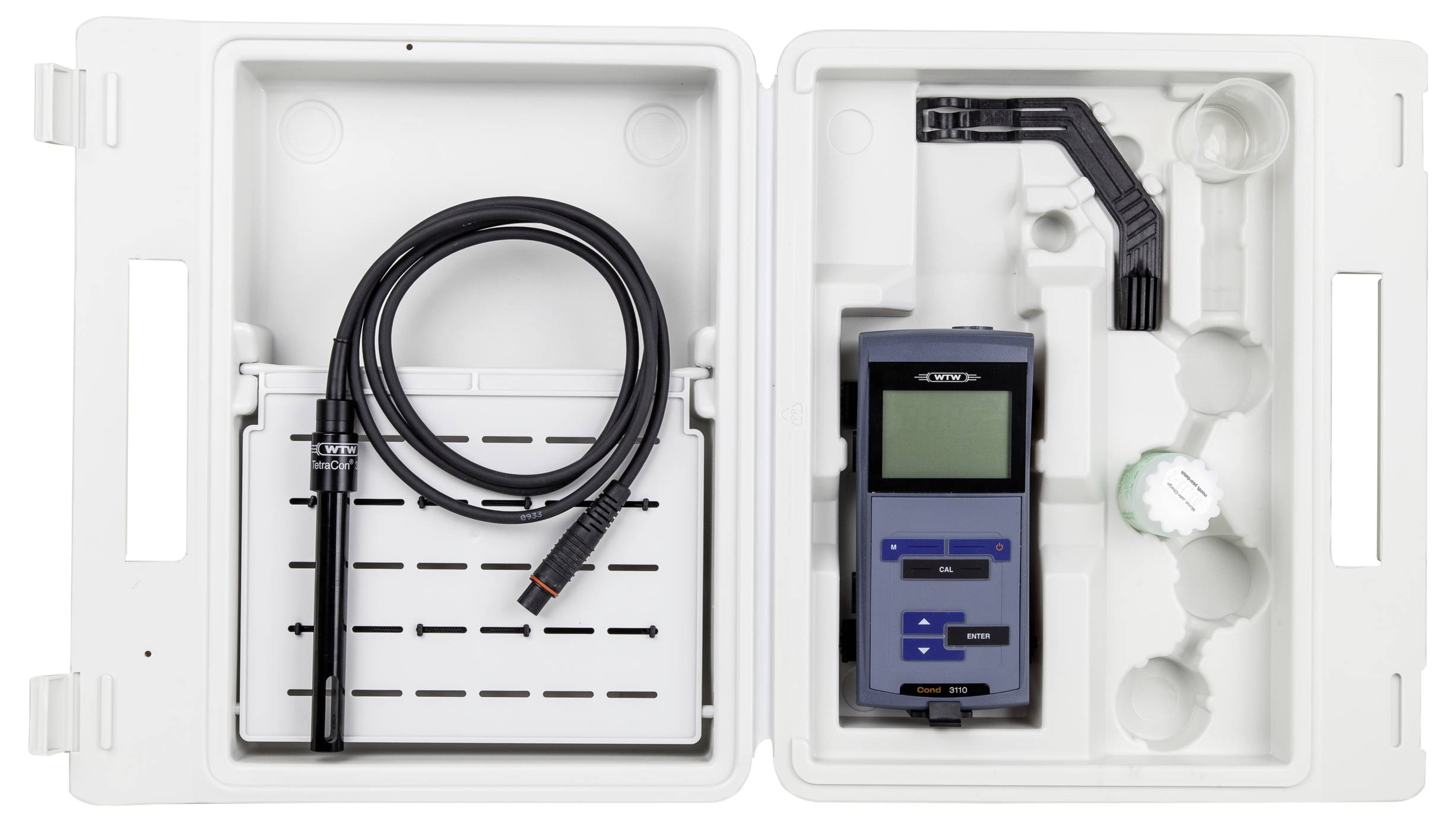 Un kit portable de test de qualité de l'eau équipé d'un compteur numérique, d'une sonde et de différents emplacements pour accessoires, soigneusement rangé dans un coffret en plastique.