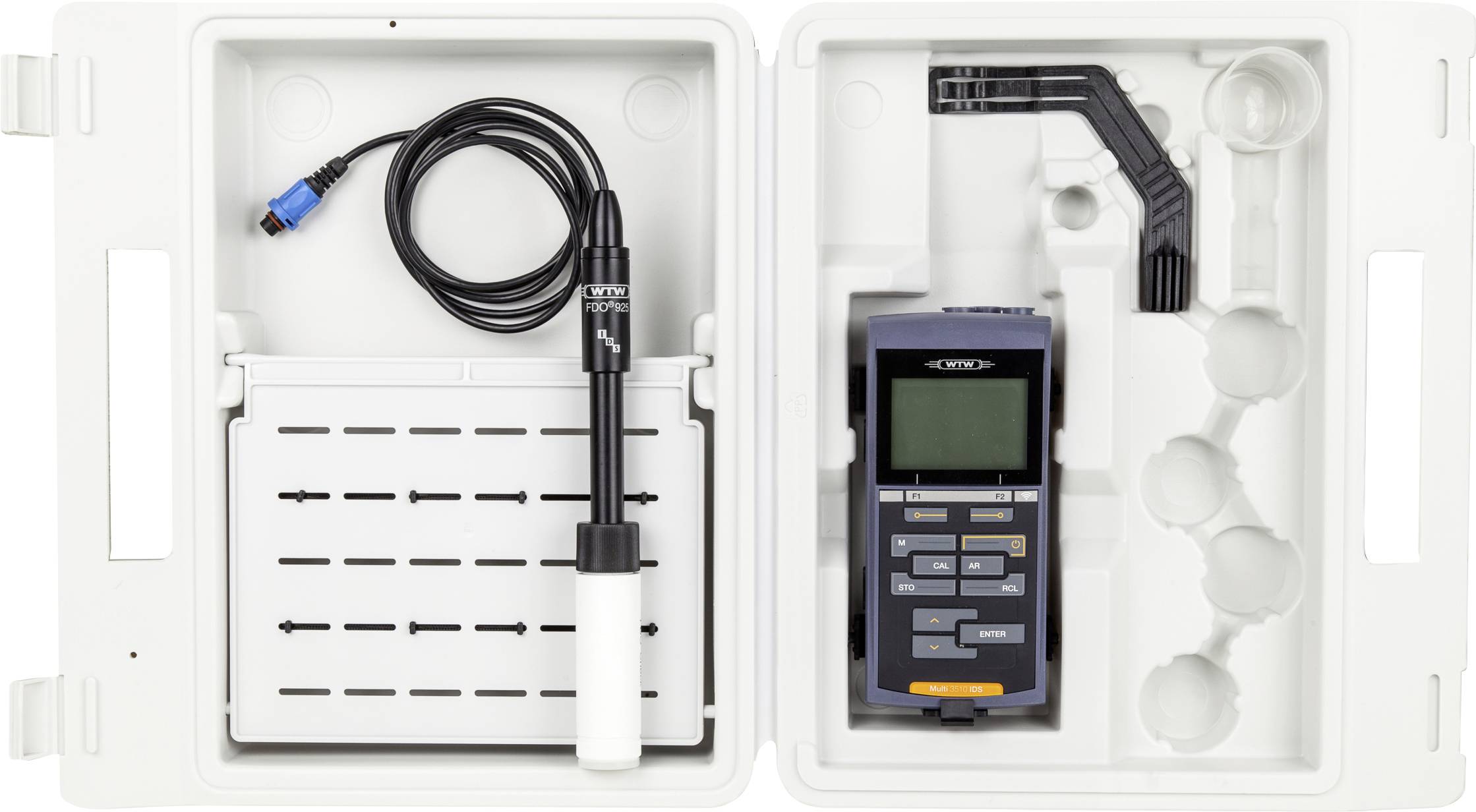 Une trousse à outils contenant un appareil numérique avec un écran et des boutons, et un câble de capteur détachable, le tout logé dans un boîtier blanc avec des emplacements de rangement.