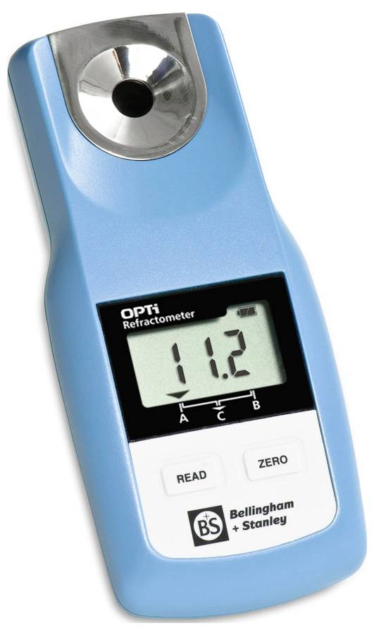 Un réfractomètre numérique portable bleu de Bellingham + Stanley affiche une lecture de 11,2. Il est équipé de boutons « LIRE » et « ZÉRO ».