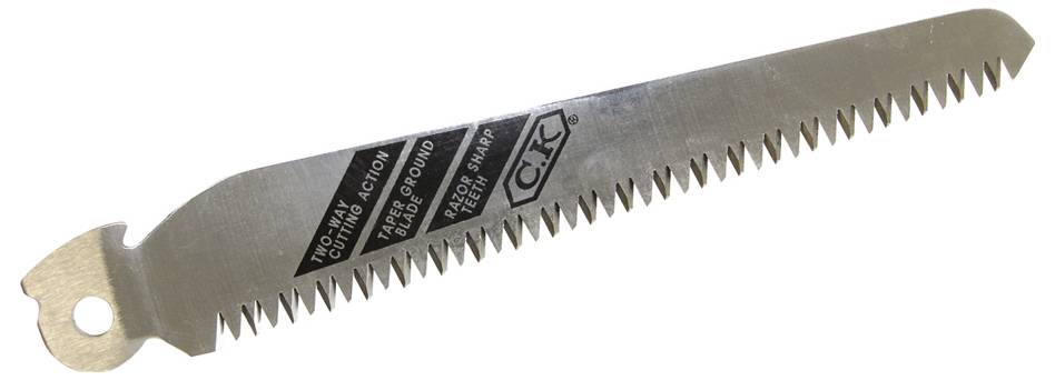 Une lame de scie métallique avec des dents dentelées et une étiquette portant l'inscription « C.K. » ainsi que d'autres spécifications, utilisée pour couper dans les travaux de menuiserie et de charpenterie.