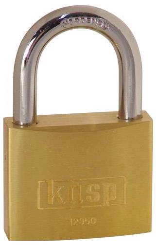 Un cadenas en laiton avec un arceau en argent, portant la marque « kuSP » et le numéro « 12950 ».