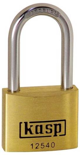 Un cadenas en laiton avec un arceau en argent. Le cadenas affiche la marque « kasp » et le numéro « 12540 » sur son corps.