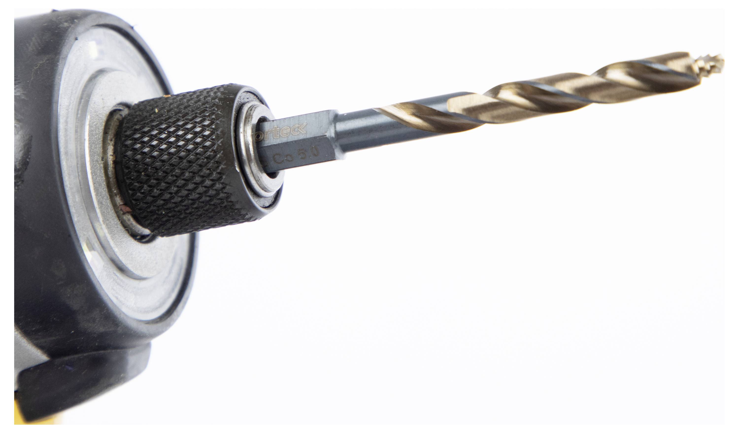 Gros plan d'une perceuse avec un foret à métaux en spirale fixé, prêt à être utilisé. La perceuse semble industrielle, mettant en valeur la fonctionnalité de l'outil.