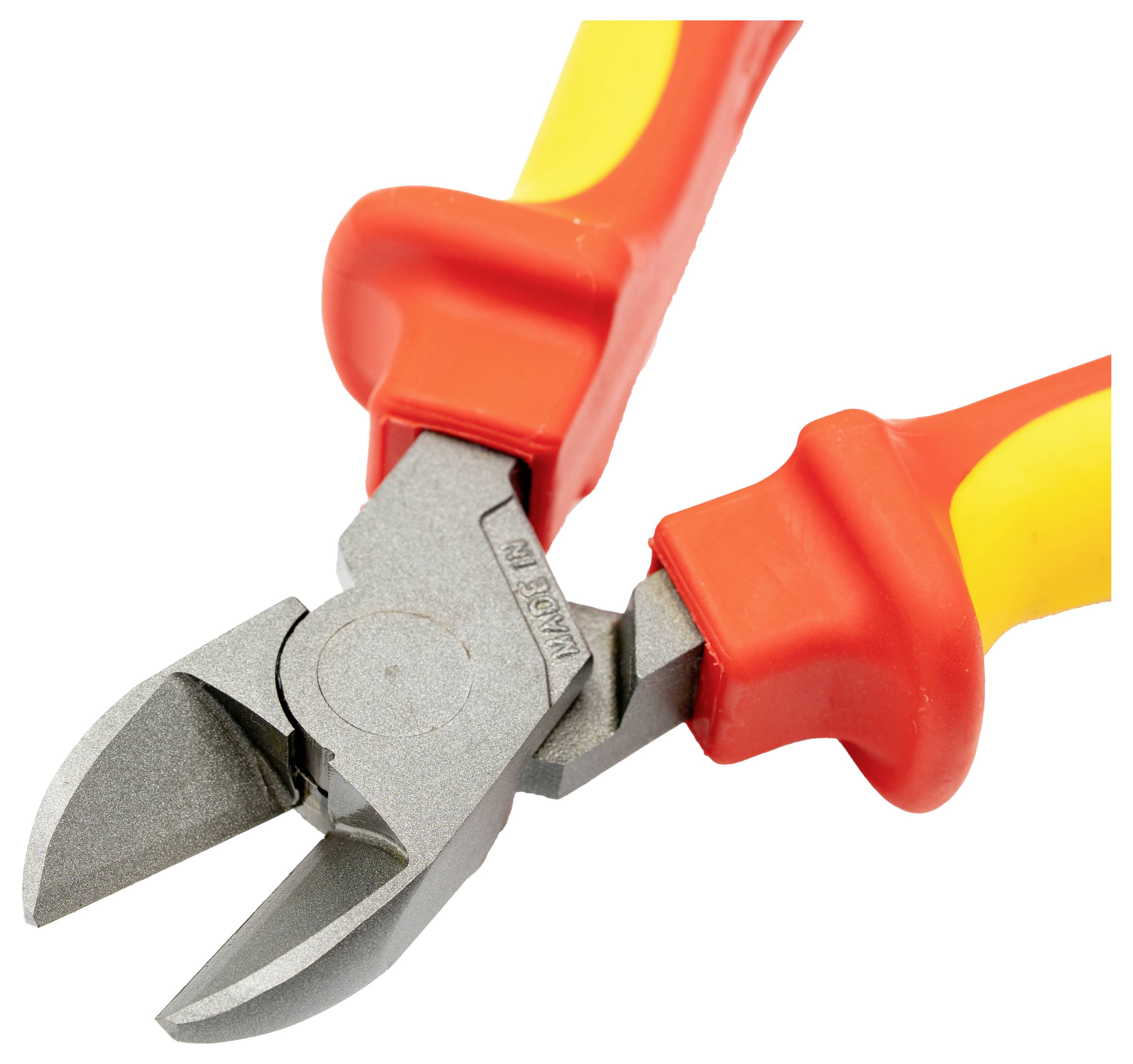 Image rapprochée de pinces coupantes avec des poignées rouges et jaunes et des bords de coupe tranchants et anguleux.