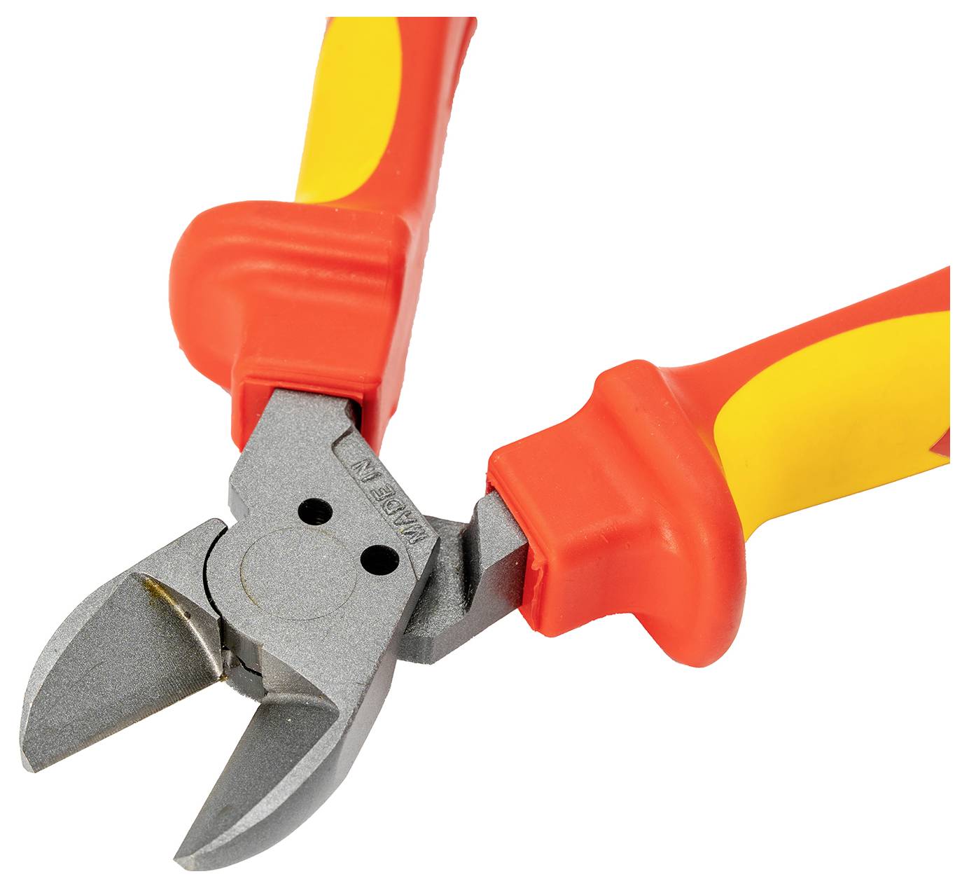 Une paire de pinces coupantes avec des poignées rouges et jaunes et des lames métalliques tranchantes, conçues pour couper du fil ou de petits objets métalliques.