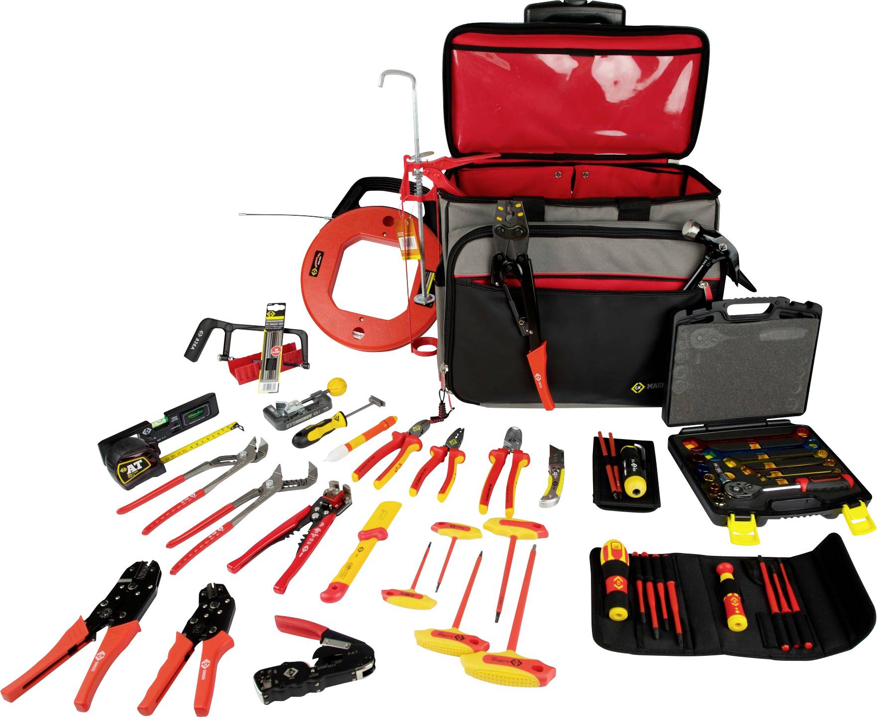 Un grand sac à outils rouge et noir est ouvert, révélant divers outils dont des pinces, des clés, des tournevis et un mètre ruban disposés tout autour.