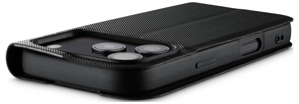 Une image en gros plan d'un étui de smartphone noir texturé avec des découpes visibles pour l'appareil photo et les boutons, posé sur une surface blanche.