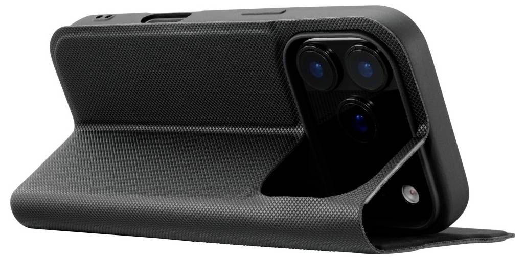 Un étui de smartphone noir texturé avec un support intégré, comportant des ouvertures pour objectifs photo.