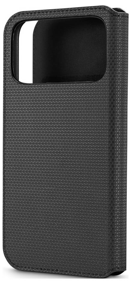 Une image en gros plan d'un étui de téléphone noir texturé avec une découpe pour l'objectif de l'appareil photo. L'étui est positionné verticalement contre un fond blanc.